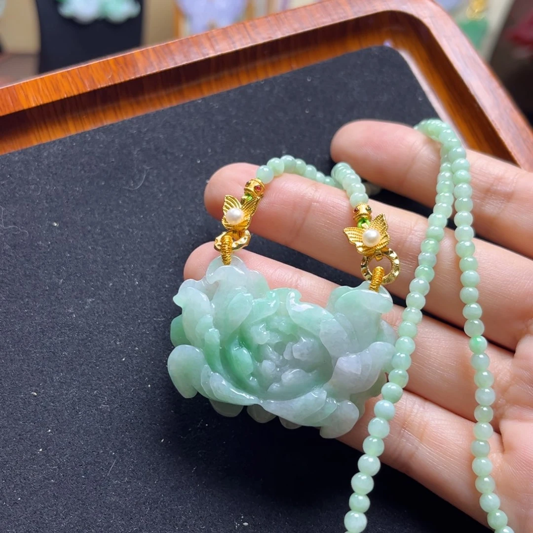 颈饰未镶嵌翡翠冰绿牡丹