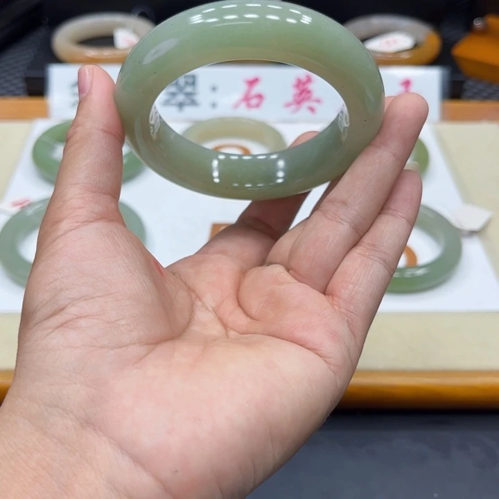 未镶嵌手镯石英质玉?***?
