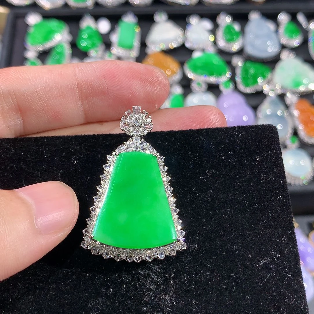 翡翠18K金镶嵌颈饰