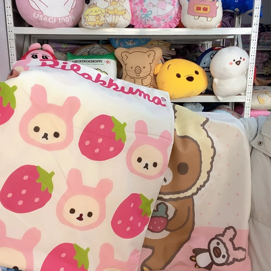 4874枕套两个。   微瑕