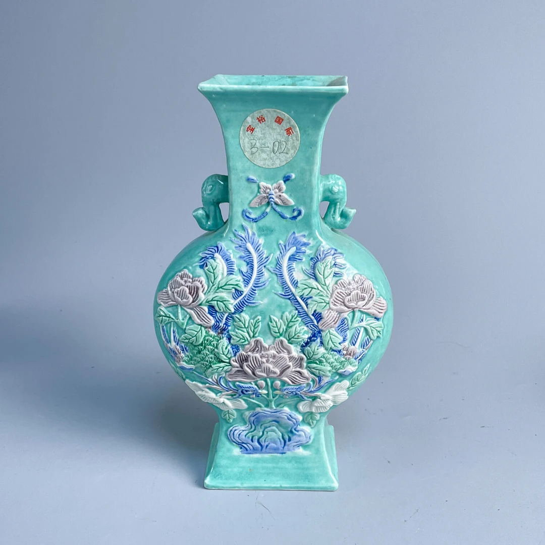 M25GV00C369 - 民国松石绿地瓷雕粉彩花卉纹瓶