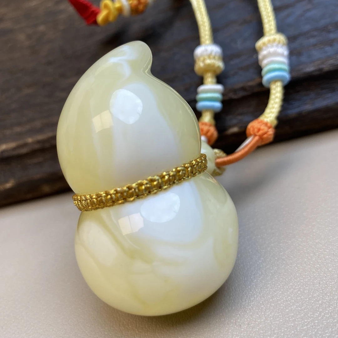 24.87克50.6×30.7毫瓷白溶洞妖花蜜蜡葫芦水滴无事牌平安扣毛衣链