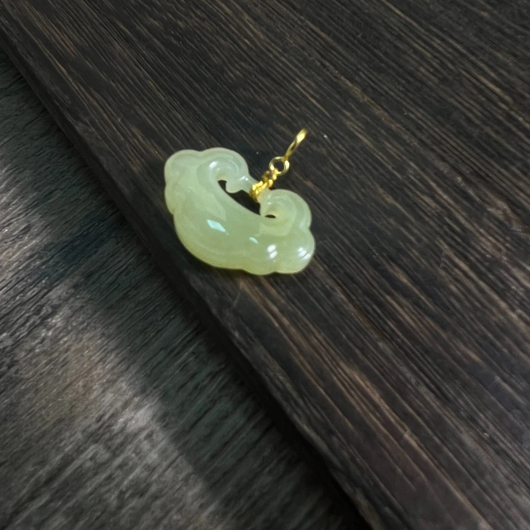 和田玉如意锁吊坠