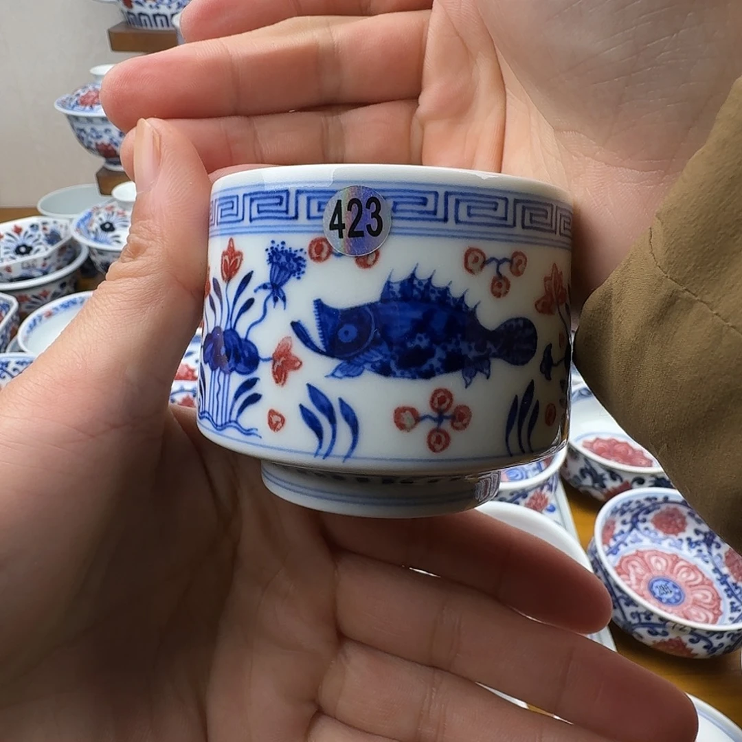 青花釉里红鱼藻马蹄盖碗