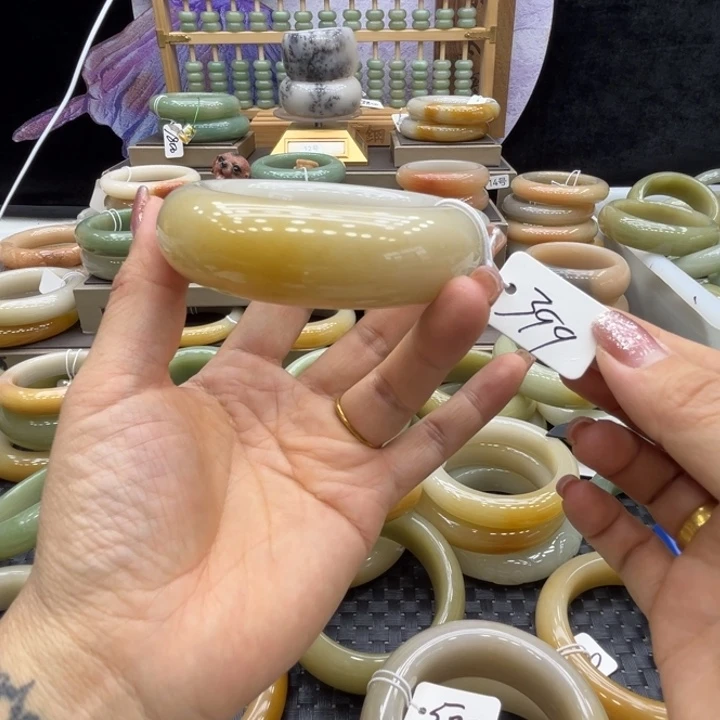 ****海石英质玉未镶嵌手镯