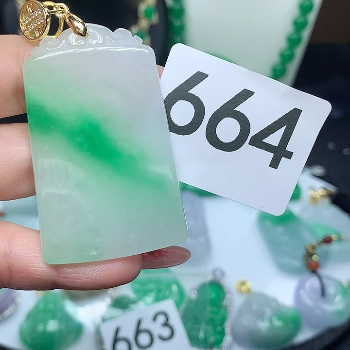 翡翠吊坠(赠链)未镶嵌