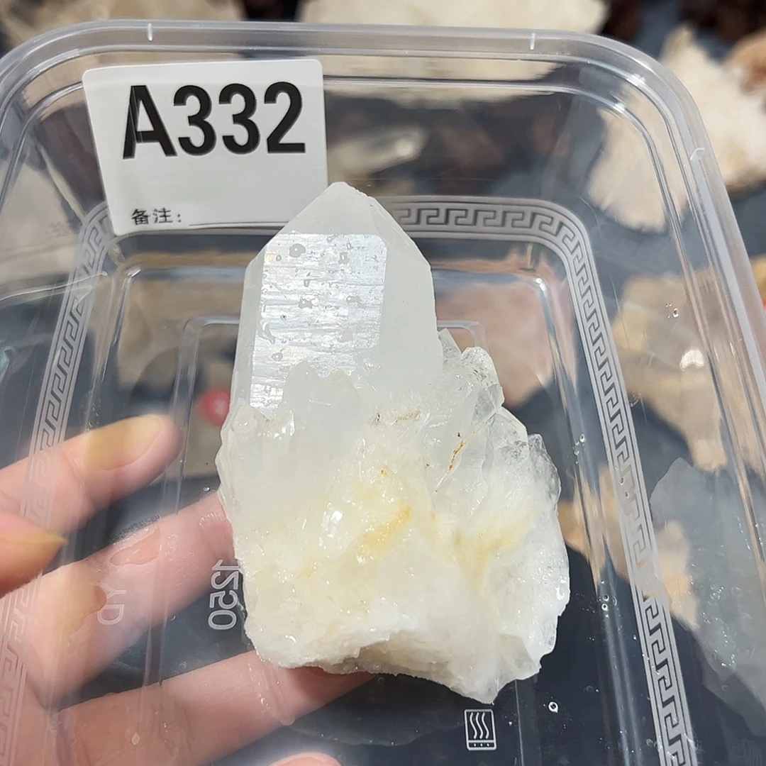 在***红水晶珠宝半成品未镶嵌