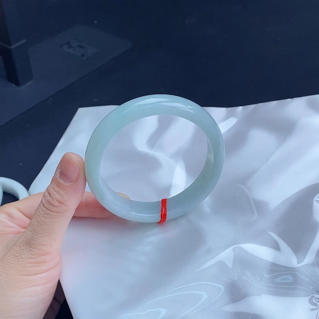 翡翠手镯未镶嵌翡翠