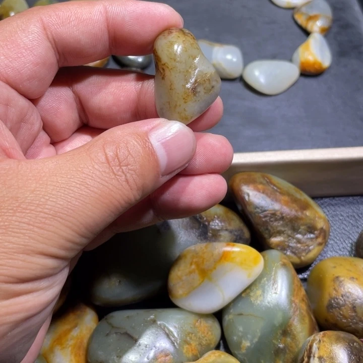 宇***宇和田玉未镶嵌颈饰