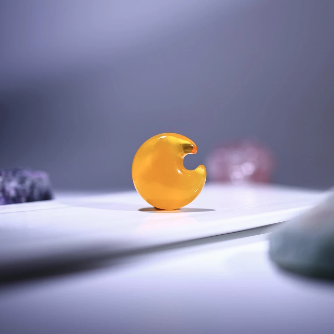 【颜如蜜珠宝】可爱时尚大气精品焦皮鸡油红蜜蜡月亮吊坠RS184