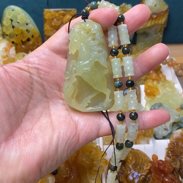 蛇纹石玉未镶嵌颈饰