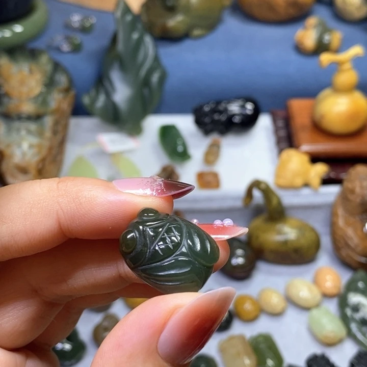 透闪石质玉未镶嵌挂件
