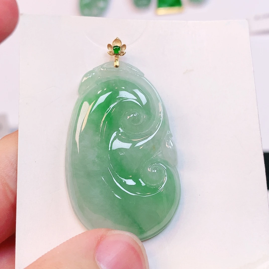 翡翠18K金镶嵌颈饰