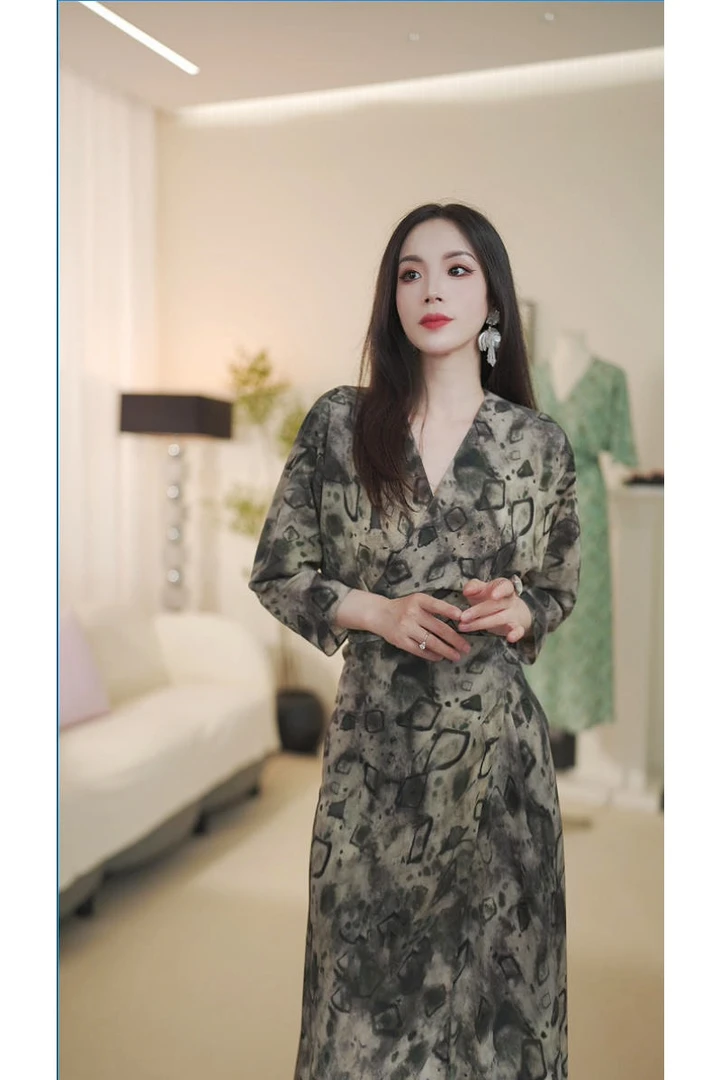 2025新品桑蚕丝高级感原创设计长裙围裹收腰显瘦连衣裙女