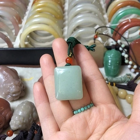 颈饰未镶嵌石英质玉