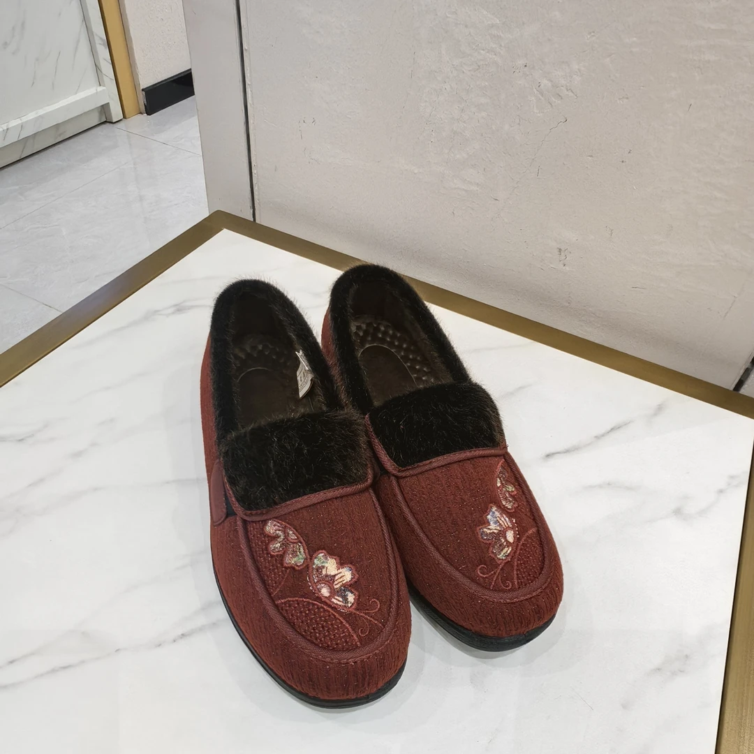 老美华女士冬季保暖软底绣花平底奶奶鞋434201045