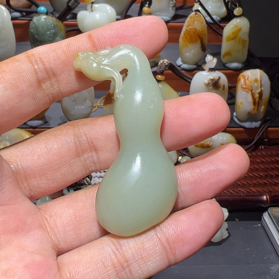 颈饰未镶嵌和田玉（子料）人****。