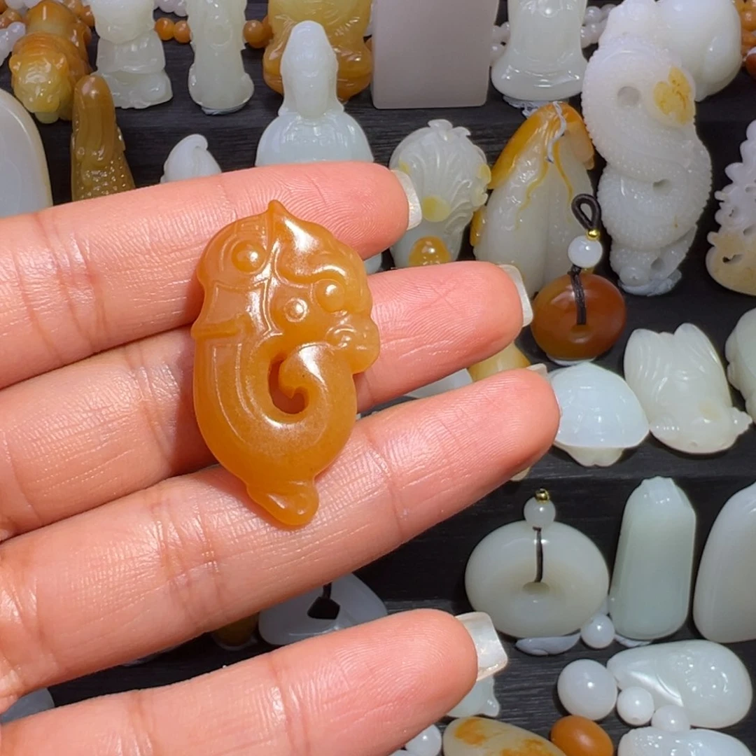 和田玉未镶嵌颈饰云*