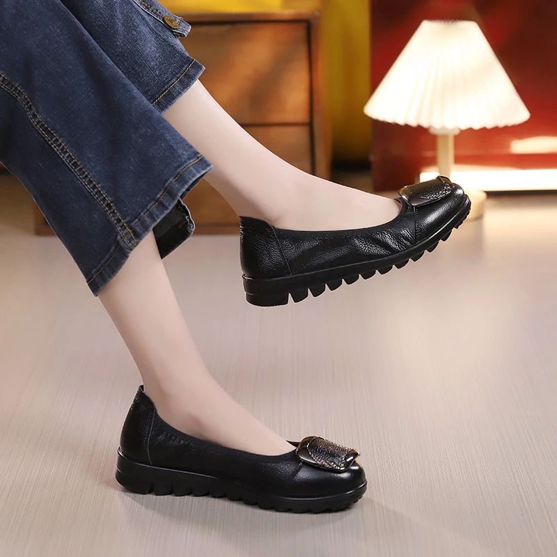 真皮妈妈鞋子50-60岁软底防滑中老年黑色平底浅口单鞋久站不累脚