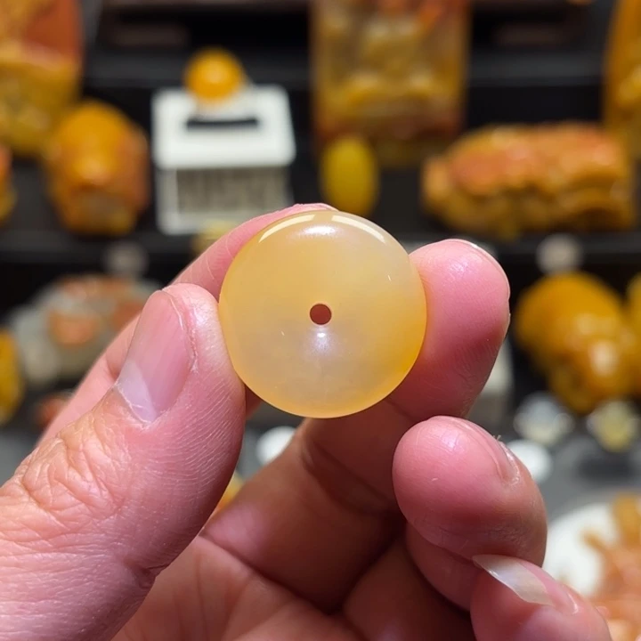 石英质玉（黄龙玉）未镶嵌颈饰