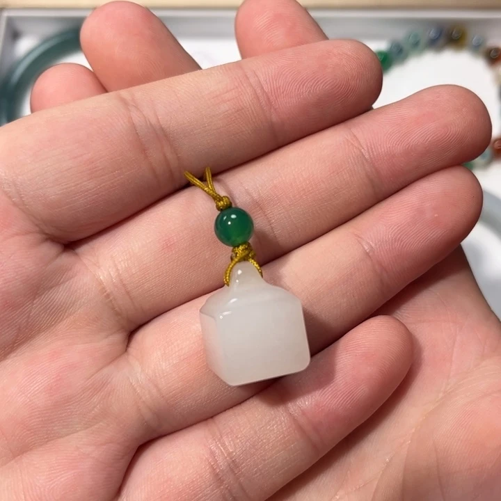 桃***夭石英质玉（金丝玉）未镶嵌颈饰