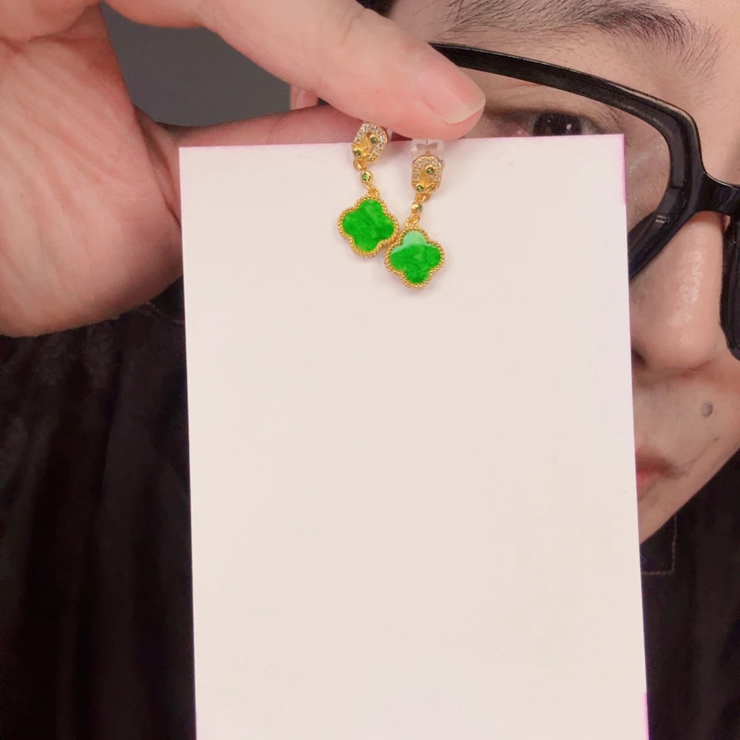 翡翠未镶嵌颈饰一对