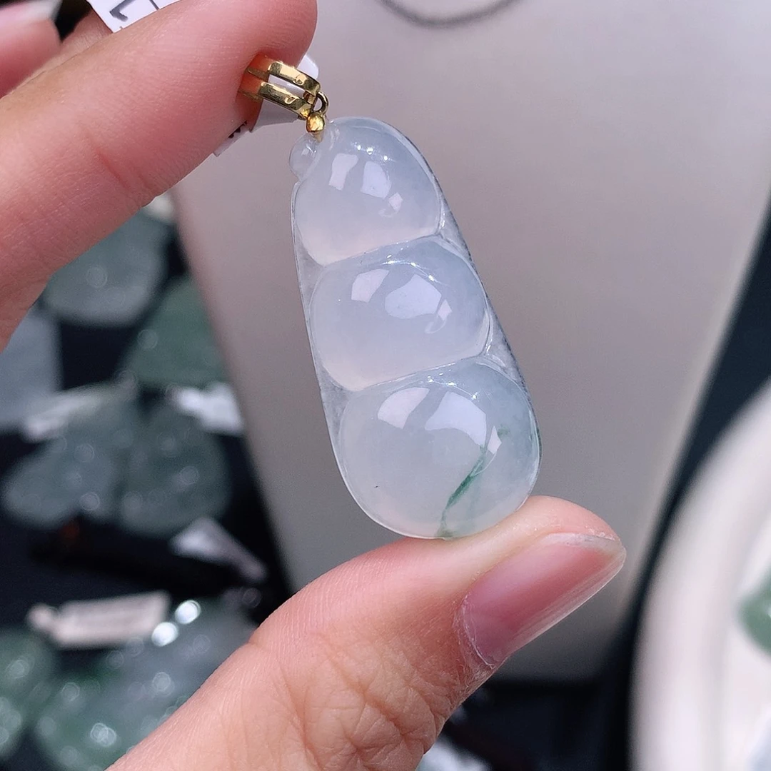 颈饰18K金镶嵌翡翠白底飘花