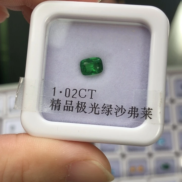 石榴石1.02克拉极光绿沙弗莱未镶嵌