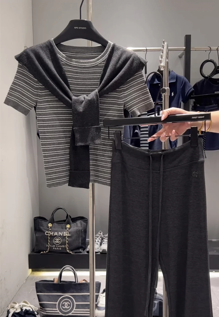 初见家【学院横条纹针织T恤+针织披肩（真两件）】2025显瘦上衣女