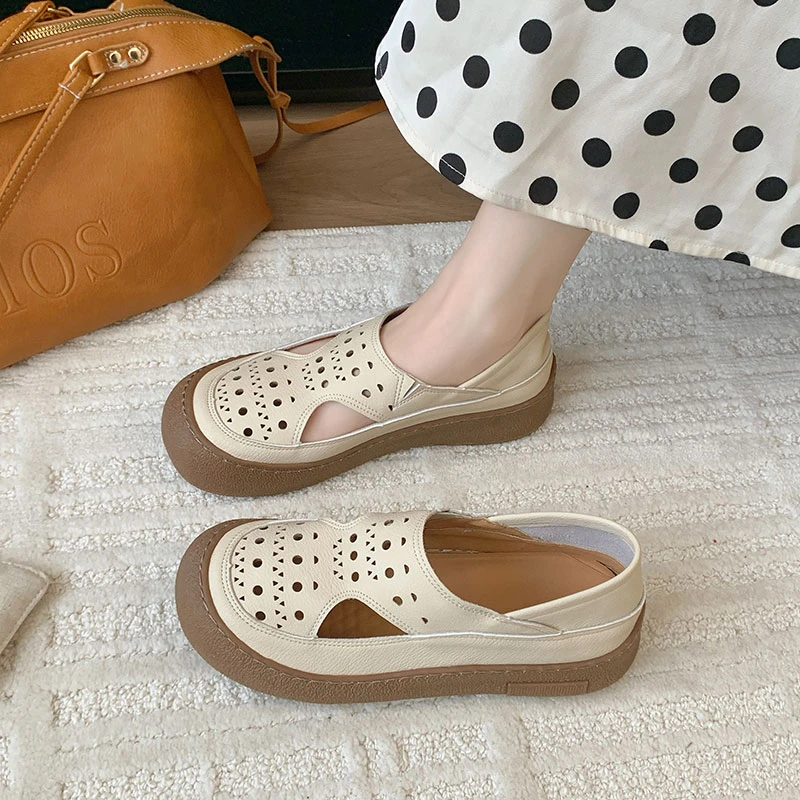 软皮软底不累脚妈妈凉鞋子2025新款夏季镂空透气中老年舒适洞洞鞋