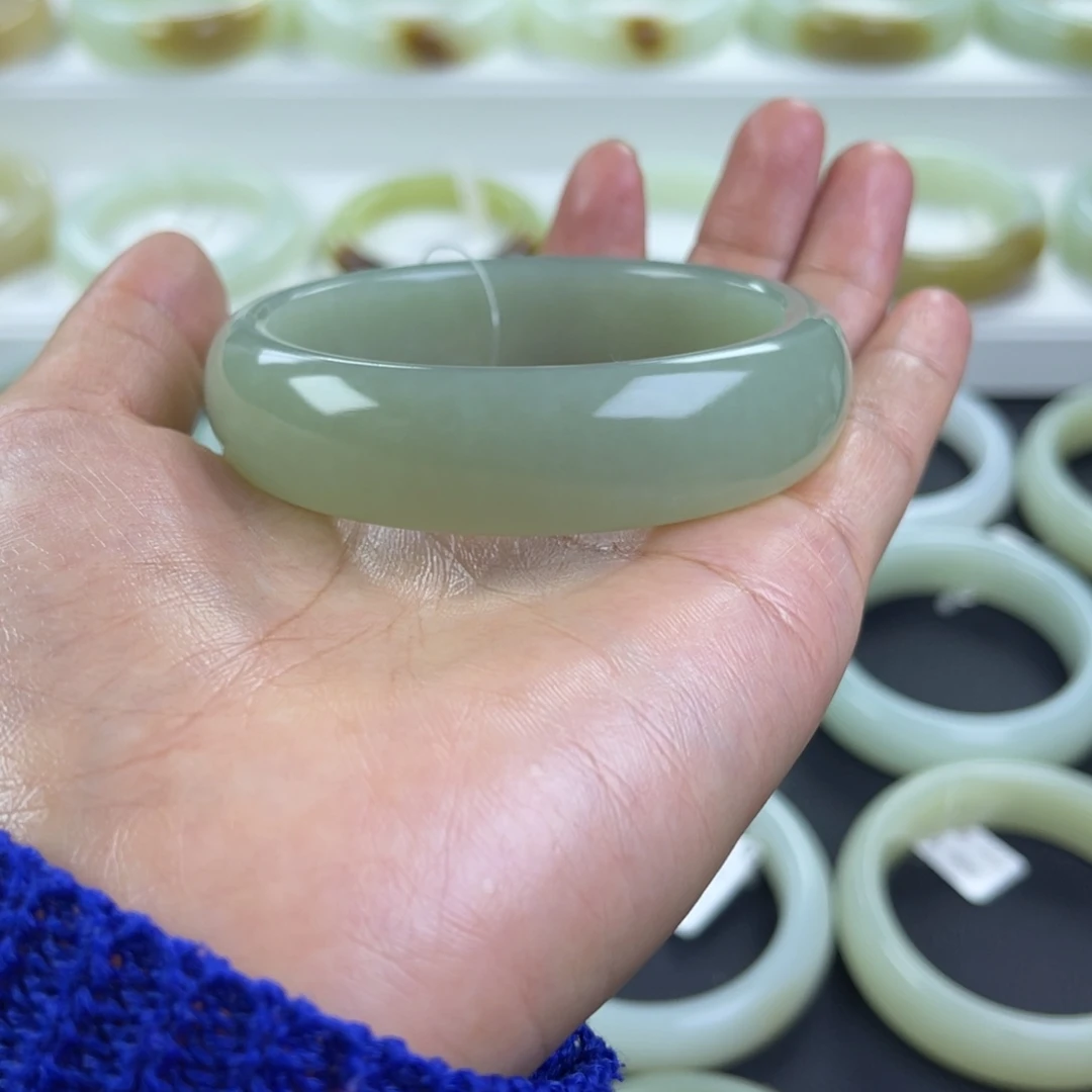 和田玉未镶嵌手镯