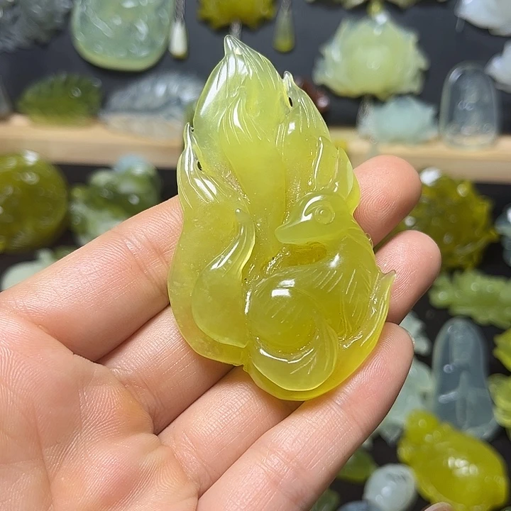 芳***华蛇纹石玉未镶嵌颈饰