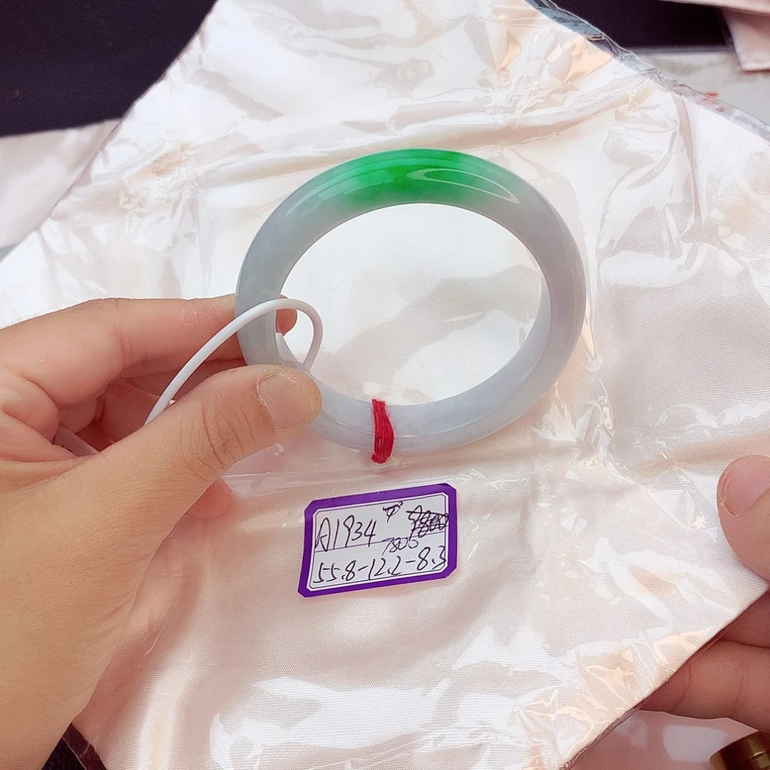 翡翠手镯未镶嵌翡翠