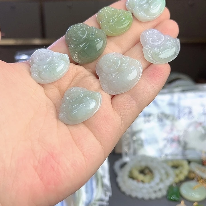 翡翠未镶嵌颈饰佛公