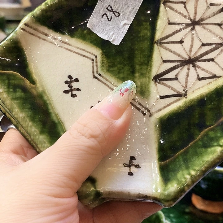 器物的色彩搭配起来很漂亮32