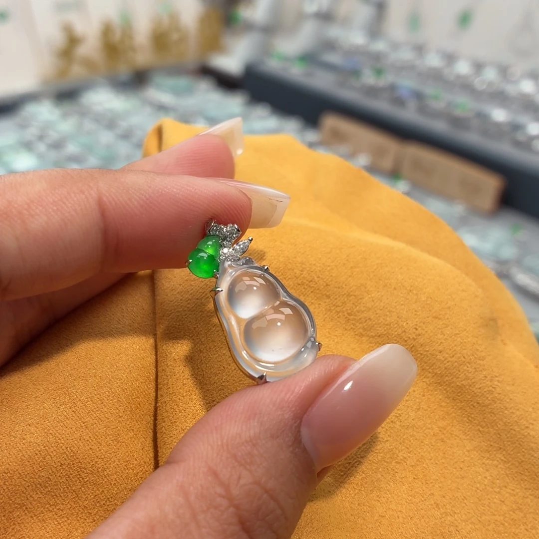 翡翠18K金镶嵌颈饰葫芦