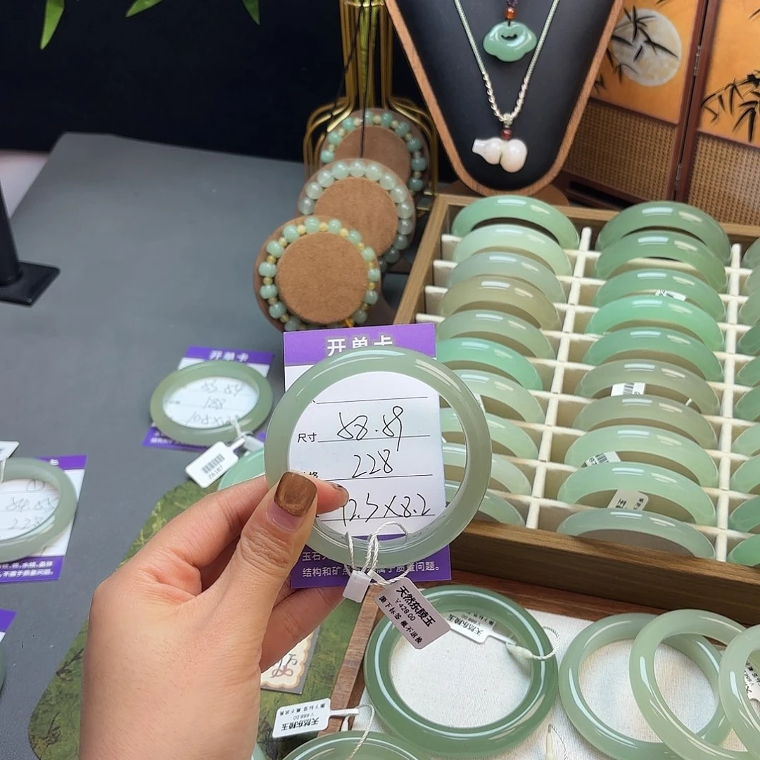 东陵石未镶嵌手镯