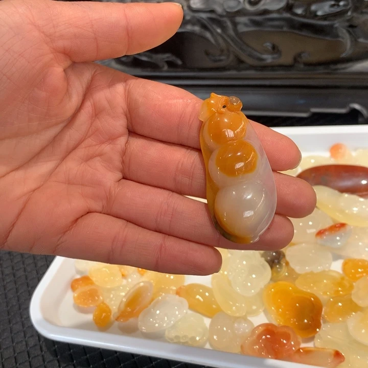 石英质玉（黄龙玉）未镶嵌颈饰