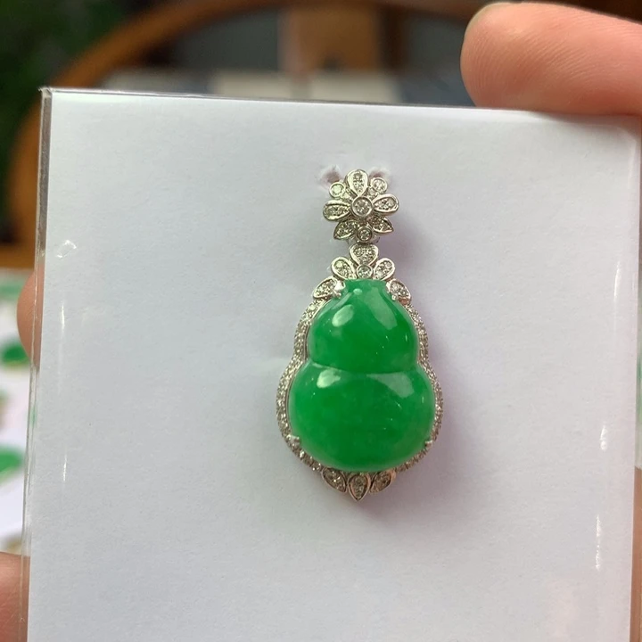 翡翠18K金镶嵌颈饰翡翠吊坠