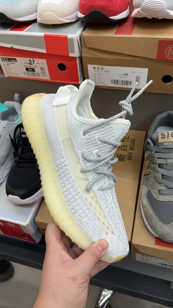 35码瑕疵看清楚再下单（鞋子脏，盒子有点破，不介意的拍）没有售后