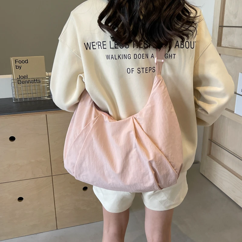 大容量轻便饺子包女2025新款运动健身瑜伽包百搭牛角包单肩斜挎包