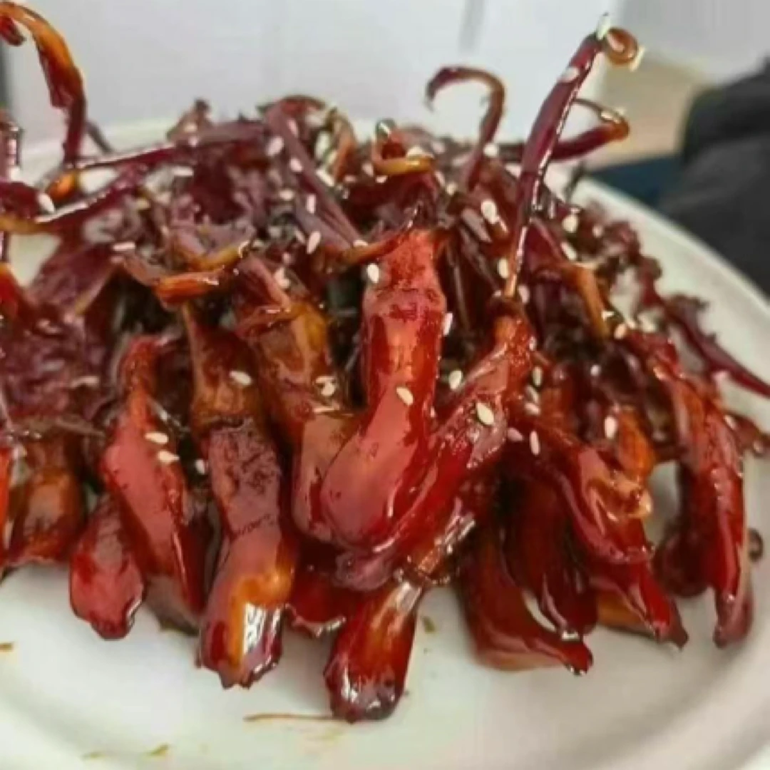 招牌鸭舌 每一根都裹满蜜汁 越啃越香 每日按单小锅现烧