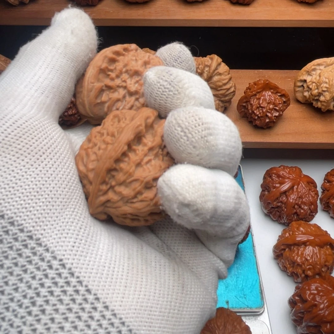 文玩核桃把件志**核白狮子