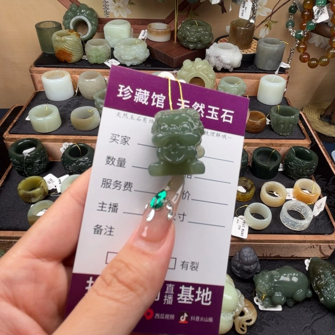 和田玉未镶嵌颈饰吞金兽