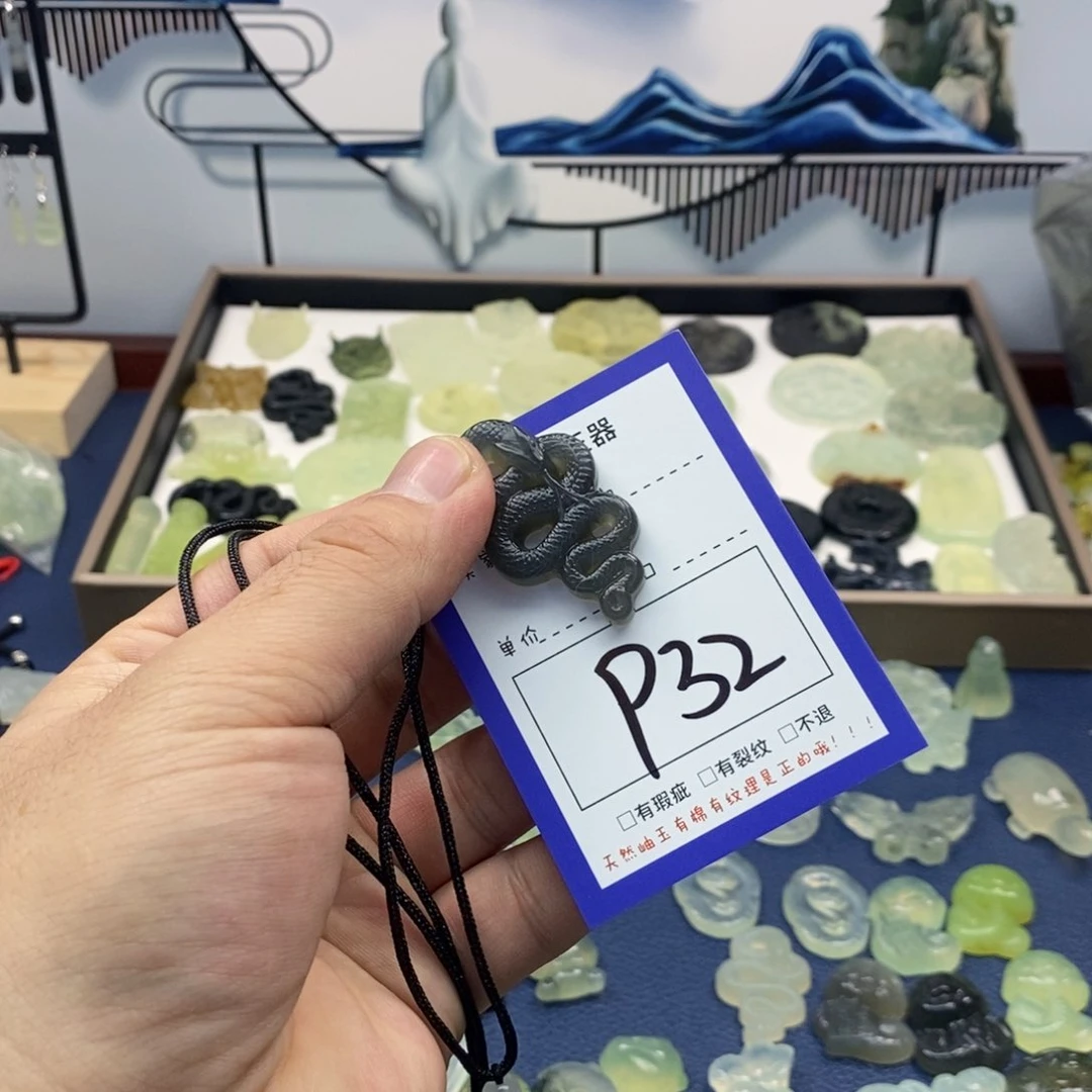 蛇纹石玉颈饰未镶嵌?**.