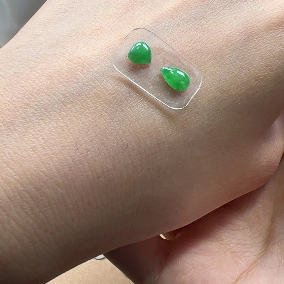 翡翠未镶嵌颈饰水滴