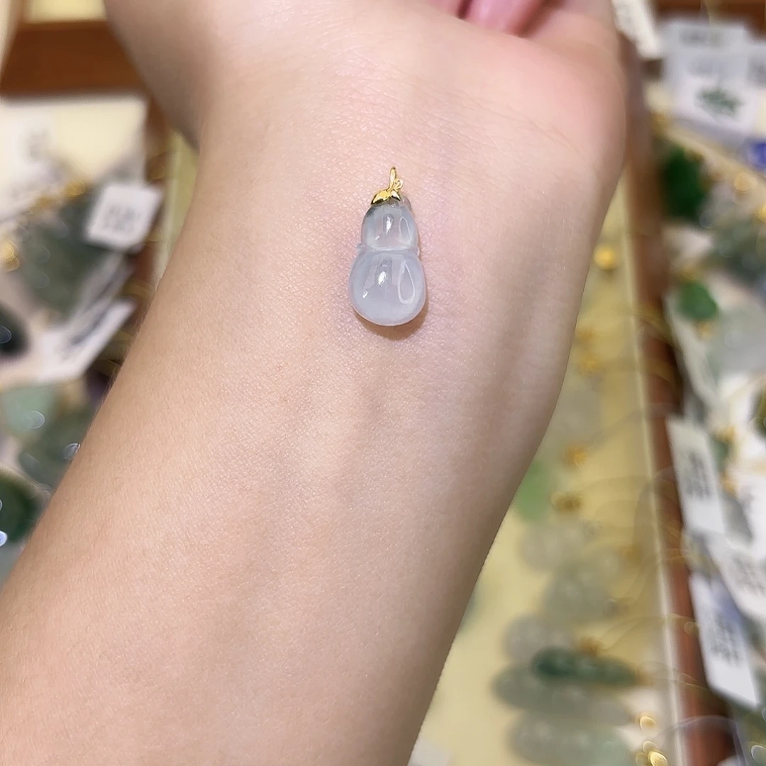 翡翠18K金镶嵌颈饰葫芦