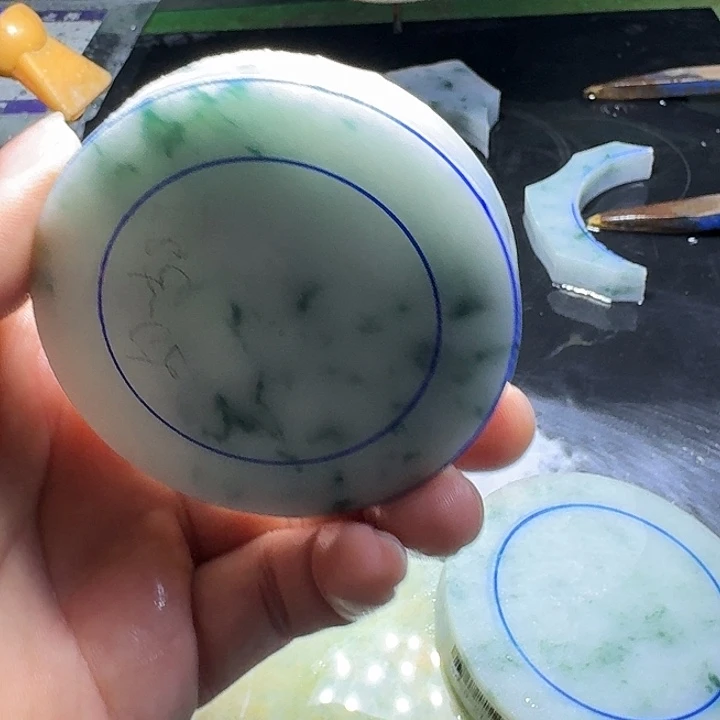 汐****定制翡翠未镶嵌手镯