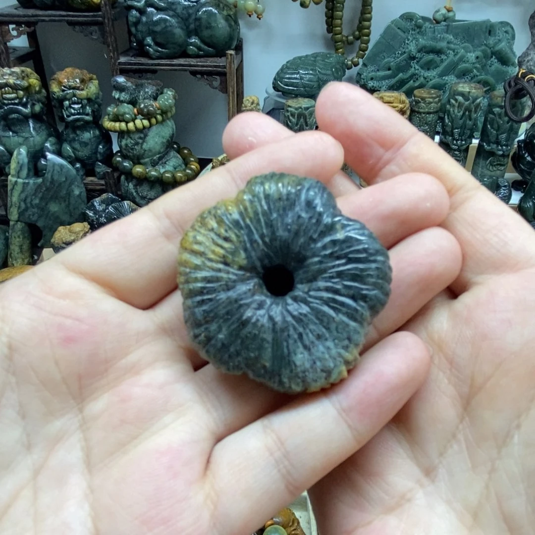 未镶嵌岫岩河磨玉（透闪石质玉）把件