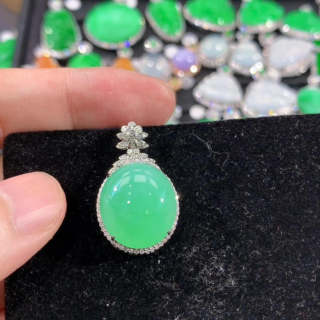 翡翠18K金镶嵌颈饰